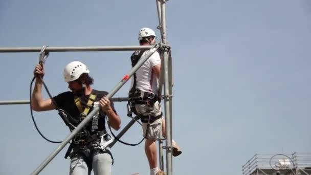 Construction Worker working on air — Stock video