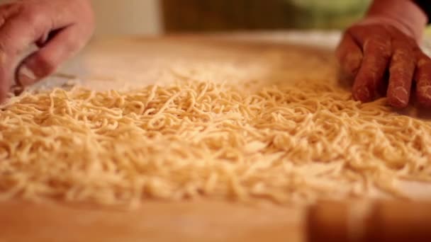 Mujer preparando pasta casera — Vídeo de stock