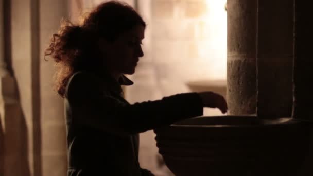 Νεαρή γυναίκα προσεύχεται — Αρχείο Βίντεο