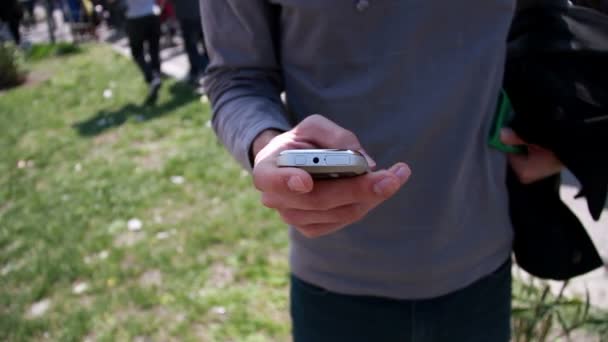 Mujer usando smartphone — Vídeos de Stock