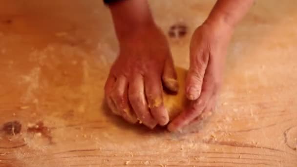 Mujer preparando pasta casera — Vídeo de stock