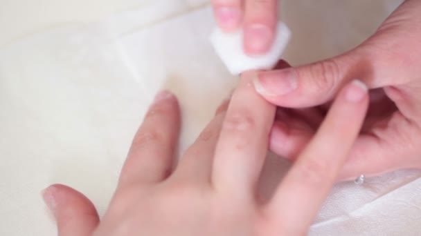 Kobieta w otrzymaniu manicure kosmetyczny — Wideo stockowe