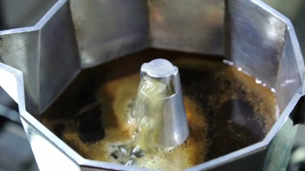 Типовий італійський coffeepot — стокове відео