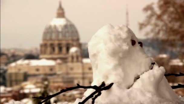 Child kills snowman near St. Peter 's - Rome — стоковое видео