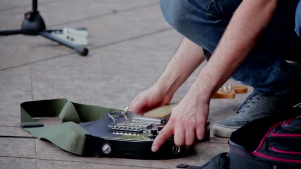 Hombre tocando la guitarra eléctrica — Vídeos de Stock