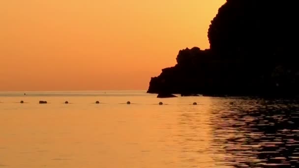 Vue sur le promontoire pittoresque et la mer au coucher du soleil — Video