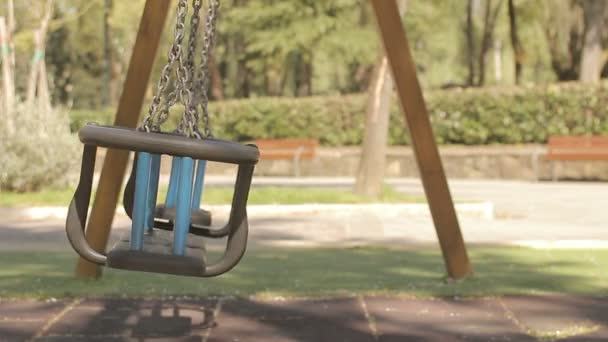 Empty swings swaying — Stock Video