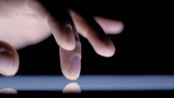 Homme utilisant l'écran tactile  