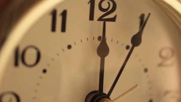Вращение аналоговых часов — стоковое видео