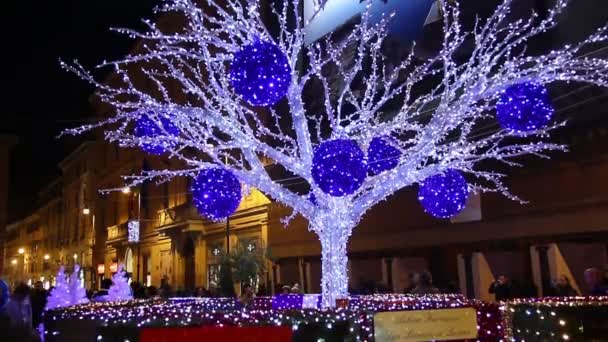 Karácsonyfa Rómában, kék fény — Stock videók