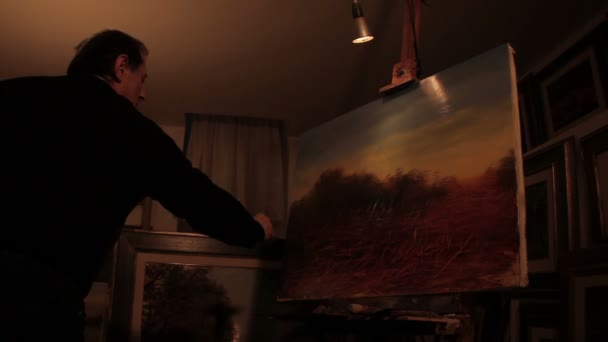 Pittore dipinge un quadro di un paesaggio — Video Stock