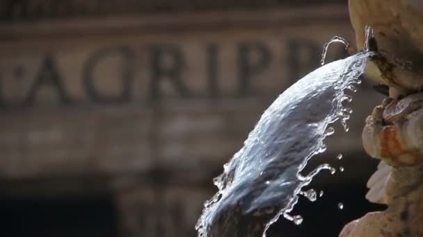 Clear water gushing fountain in Piazza del Pantheon — Stock Video