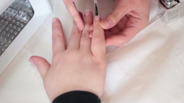 Mujer en un salón de belleza recibiendo una manicura — Vídeo de stock