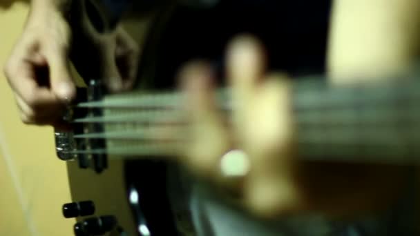 전기 베이스 기타를 연주하는 남자 — 비디오