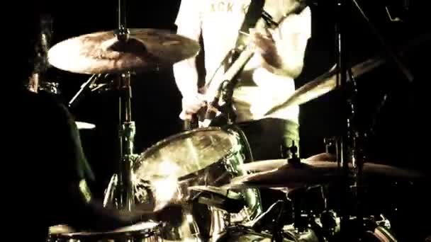 Gitarist en drummer spelen — Stockvideo