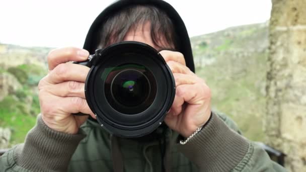 Hombre tomando fotos — Vídeos de Stock