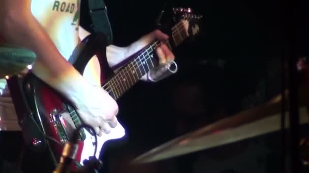 Homem tocando guitarra — Vídeo de Stock