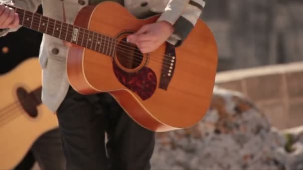 Akoestische gitaar spelen. Concert in het amfitheater — Stockvideo