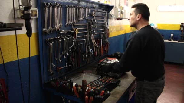 Auto mecânico de reparação de uma parte de um motor de carro — Vídeo de Stock