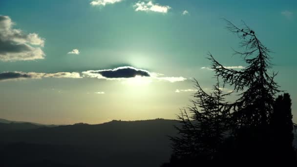 Schöner Himmel mit ruhigen Wolken — Stockvideo