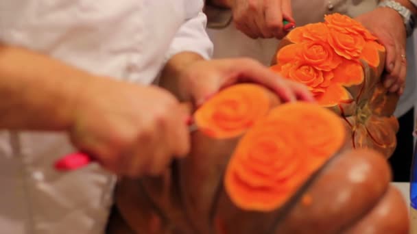 Κουζίνα καλλιτέχνης δημιουργεί τριαντάφυλλα με κολοκύθα — Αρχείο Βίντεο