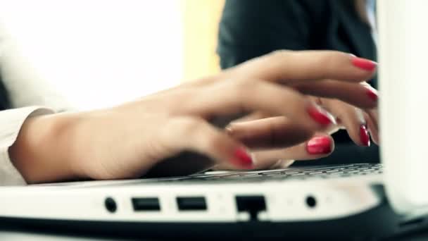 Affärskvinna som arbetar med en bärbar dator — Stockvideo