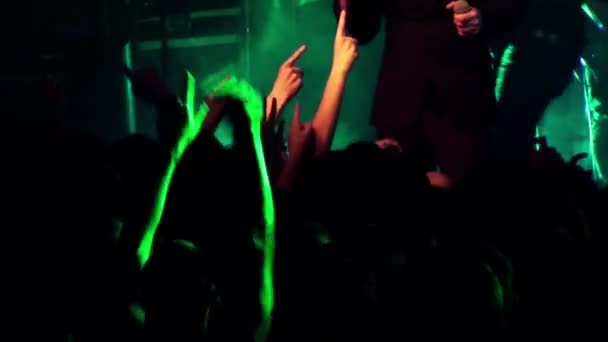 Толпа на рок-концерте — стоковое видео