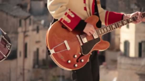 Rock gitáros. Koncert az amfiteátrumban — Stock videók