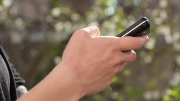 Mujer usando smartphone — Vídeos de Stock