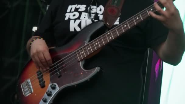 Bassist spielt bei einem Live-Konzert — Stockvideo