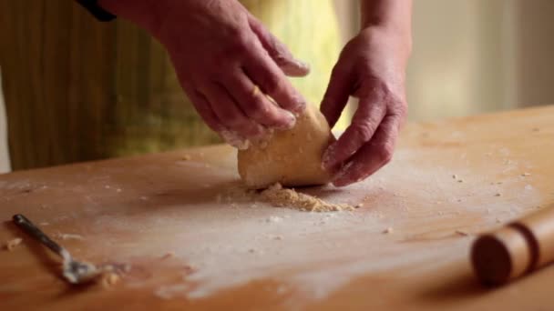 Mujer preparando pasta casera — Vídeo de stock