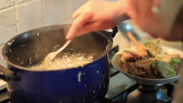 Deskundige cook bak brood en groenten — Stockvideo