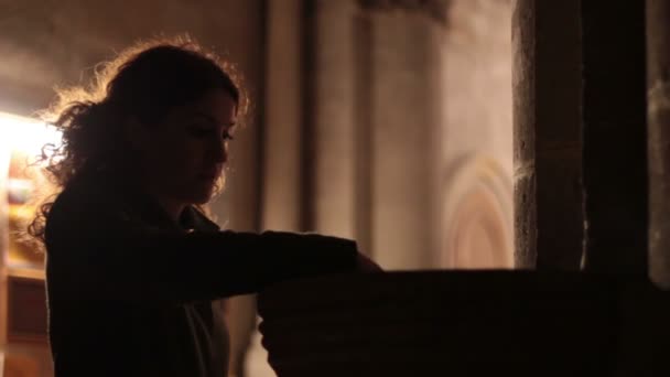 Молода жінка молитися — стокове відео