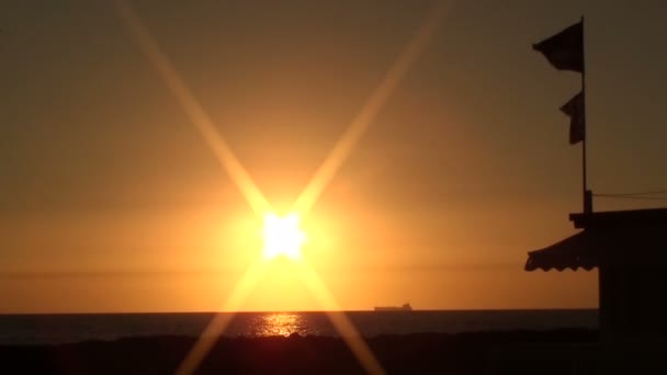 Романтичний захід сонця на березі моря — стокове відео