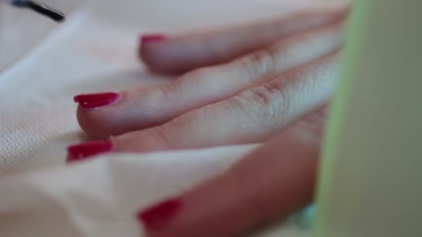 Mujer en un salón de belleza recibiendo una manicura — Vídeo de stock