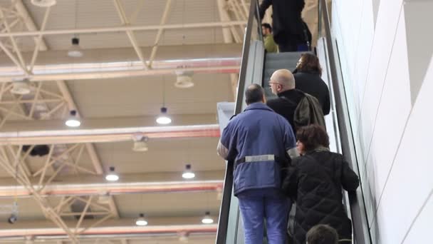 Människor i rörelse i rulltrappor — Stockvideo