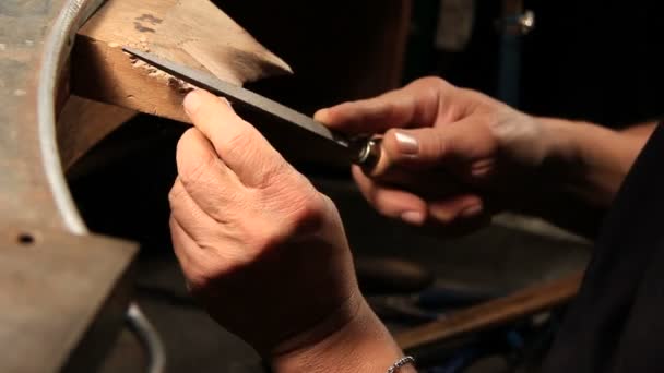 Голдсмит сглаживает серебряное кольцо — стоковое видео