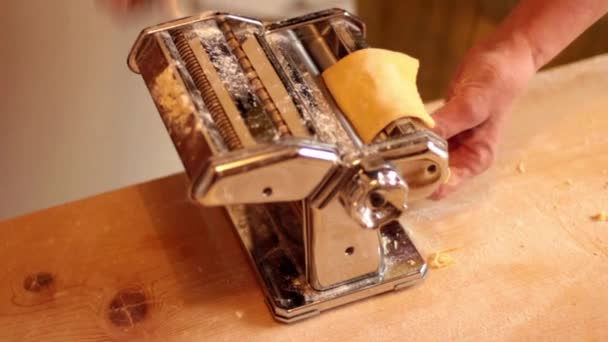 Mujer preparando pasta casera — Vídeos de Stock