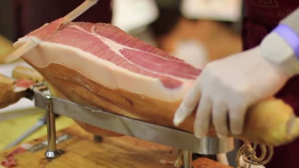 Chef-kok snijden van de ham — Stockvideo