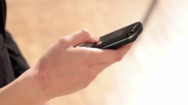 Femme utilisant un smartphone