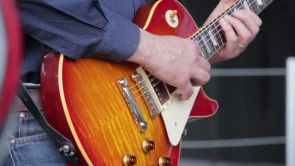 Człowiek gra gitara elektryczna — Wideo stockowe