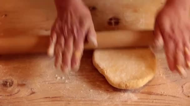 Mujer preparando pasta casera — Vídeo de stock
