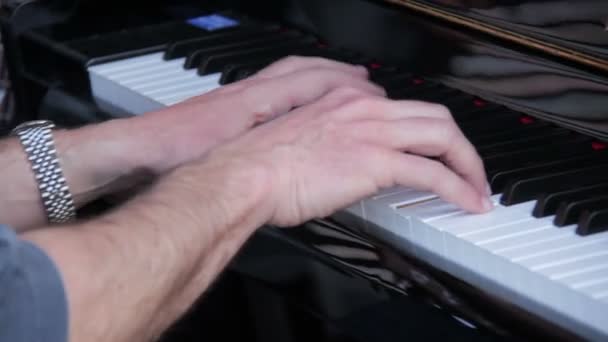 Mani che suonano musica al pianoforte — Video Stock