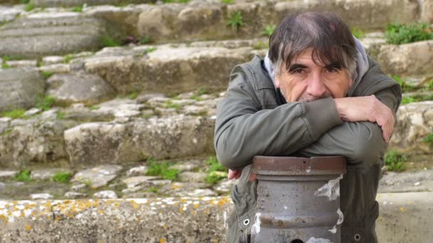 Triste hombre con los brazos cruzados — Vídeos de Stock