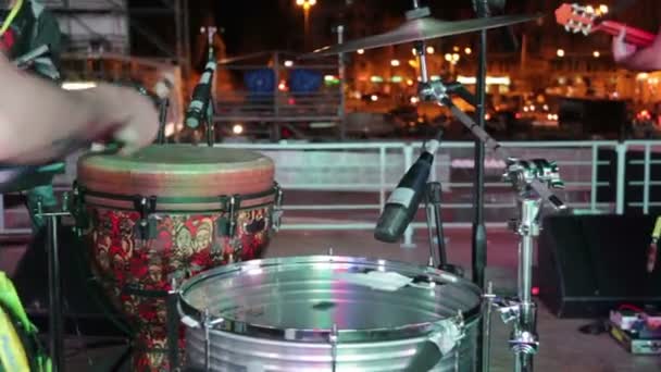 Aktiva trummisen spelar trummor i en studio — Stockvideo
