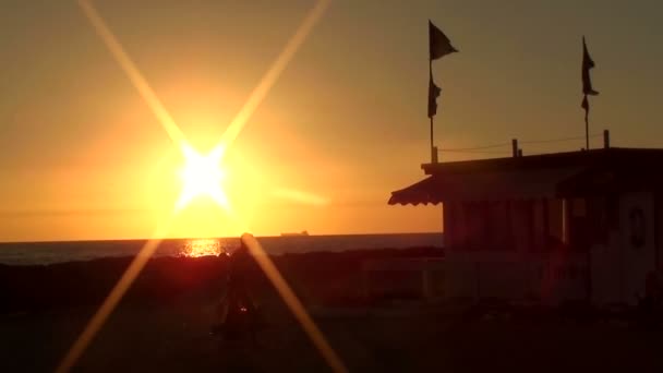 Romantikus naplemente a tengerparton — Stock videók