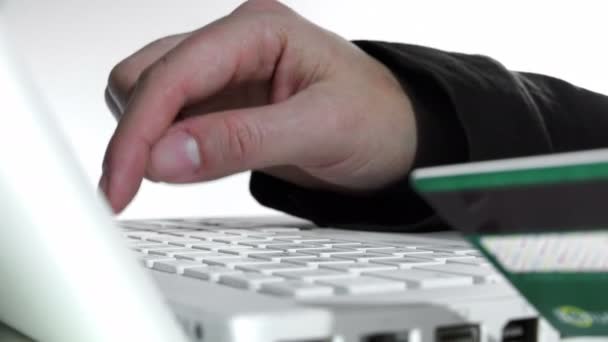 Mężczyzna dokonywanie płatności online — Wideo stockowe
