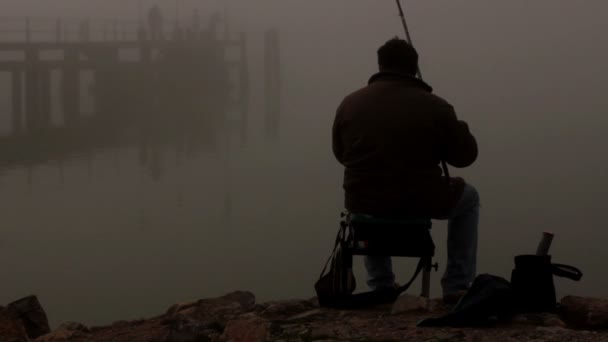 O pescador em ação na névoa — Vídeo de Stock