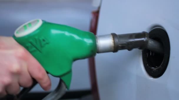 Il conducente che pompa benzina — Video Stock