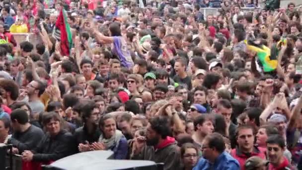 Pessoas durante o primeiro concerto maio — Vídeo de Stock